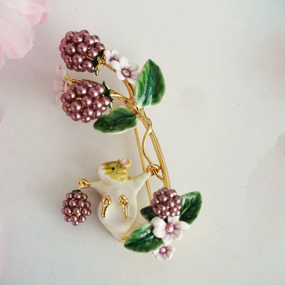 Cute mouse and black berry brooch - Picture 7 of 8